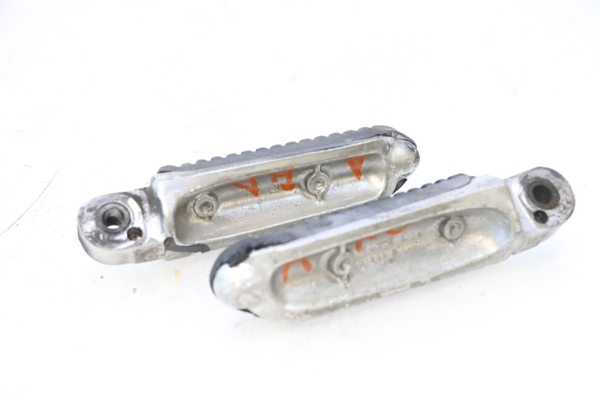 photo de PAIR REAR FOOTRESTS SUZUKI GSX F GSXF 750 (1988 - 1998) - Component detail