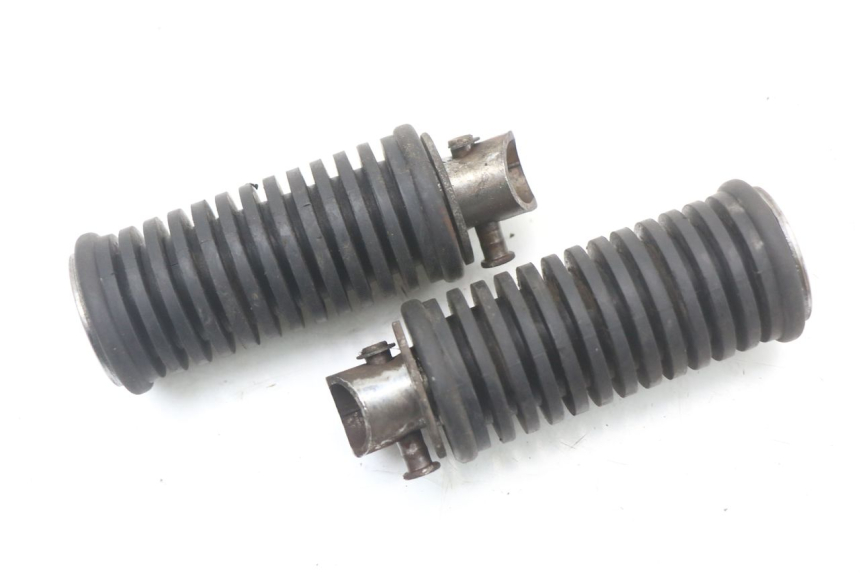 photo de PAIR REAR FOOTRESTS SUZUKI GZ MARAUDER 125 (1998 - 2004) - Component detail