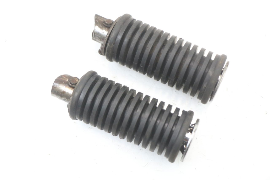 photo de PAIR REAR FOOTRESTS SUZUKI GZ MARAUDER 125 (1998 - 2004) - Alternative perspective
