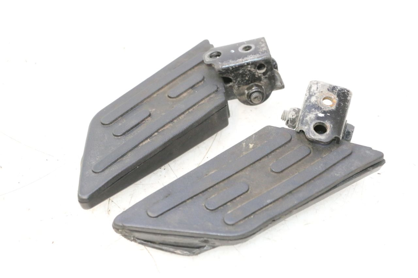 photo de PAIR OF REAR FOOTRESTS PEUGEOT KISBEE 2T 50 (2010 - 2017) - Zoom on usage condition