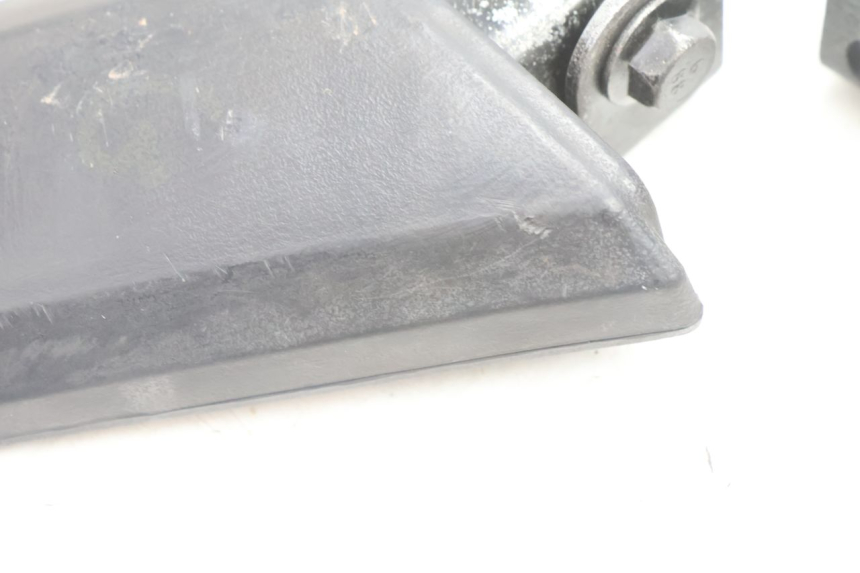 photo de PAIR OF REAR FOOTRESTS PEUGEOT KISBEE 2T 50 (2010 - 2017) - High-resolution close-up