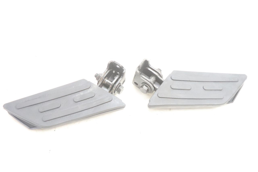 photo de PAIR OF REAR FOOTRESTS PEUGEOT KISBEE 2T 50 (2010 - 2017) - Zoom on usage condition