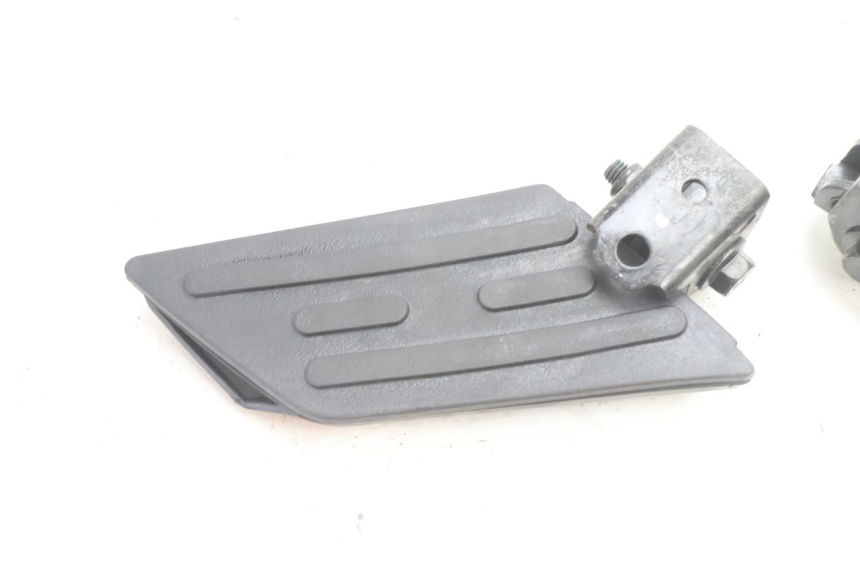 photo de PAIR OF REAR FOOTRESTS PEUGEOT KISBEE 2T 50 (2010 - 2017) - Alternative perspective