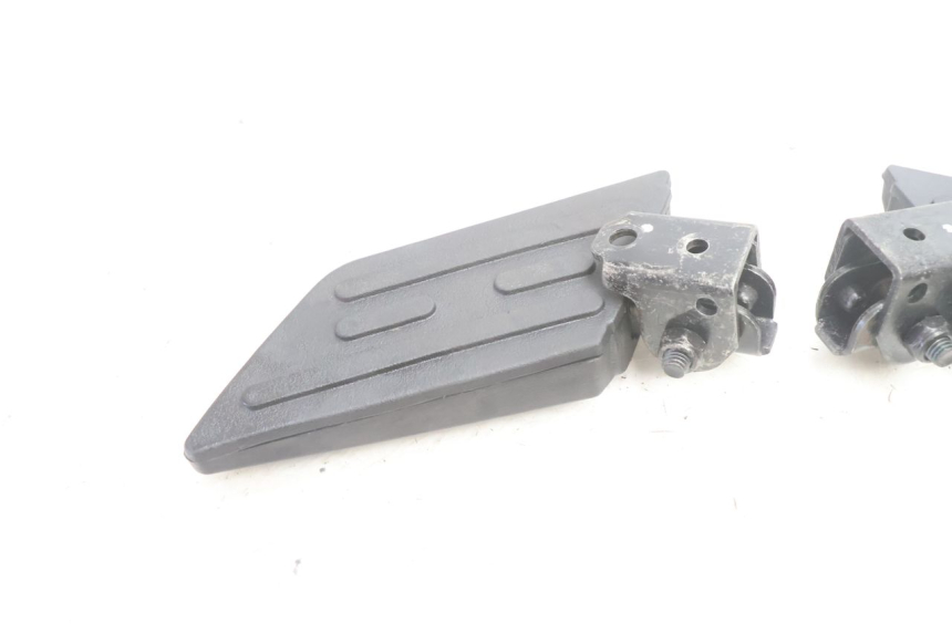 photo de PAIR OF REAR FOOTRESTS PEUGEOT KISBEE 2T 50 (2010 - 2017) - Fixing points details