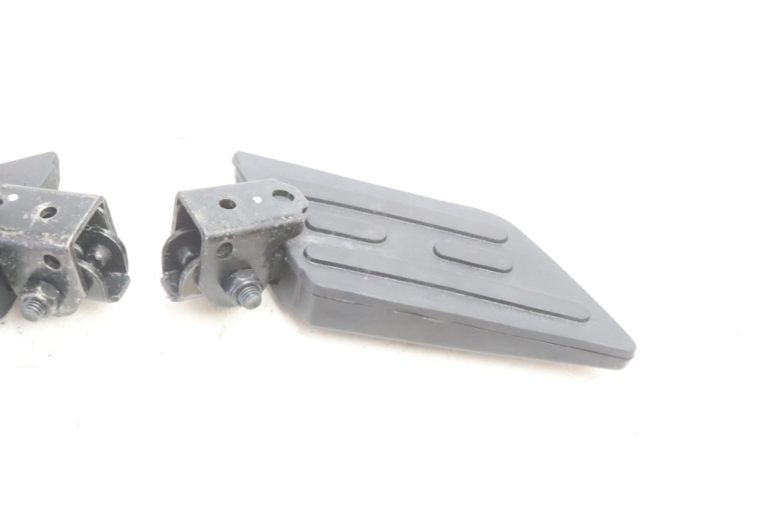 photo de PAIR OF REAR FOOTRESTS PEUGEOT KISBEE 2T 50 (2010 - 2017) - Surface and material condition