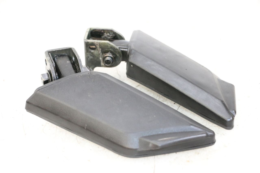 photo de PAIR OF REAR FOOTRESTS PEUGEOT KISBEE 4T 50 (2018 - 2022) - Zoom on usage condition