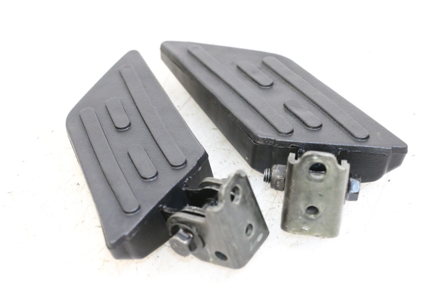 photo de PAIR OF REAR FOOTRESTS PEUGEOT KISBEE 4T 50 (2018 - 2022) - Technical close-up