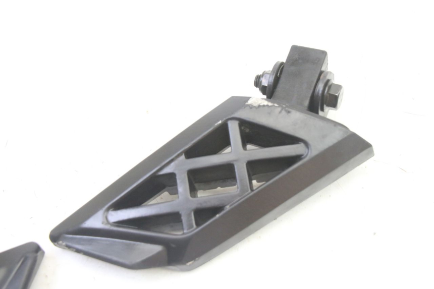 photo de PAIR OF REAR FOOTRESTS PEUGEOT KISBEE 4T 50 (2018 - 2022) - Additional view of the item