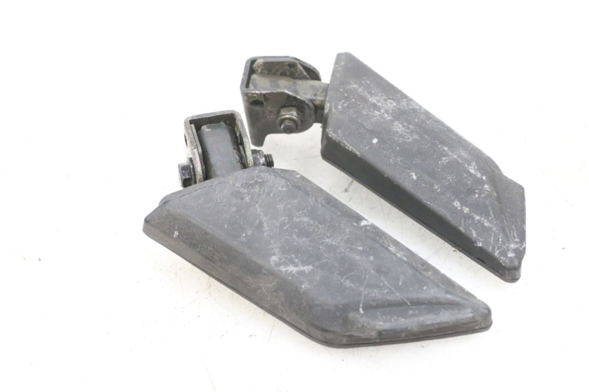photo de PAIR OF REAR FOOTRESTS PEUGEOT KISBEE 4T 50 (2010 - 2017) - Alternative perspective