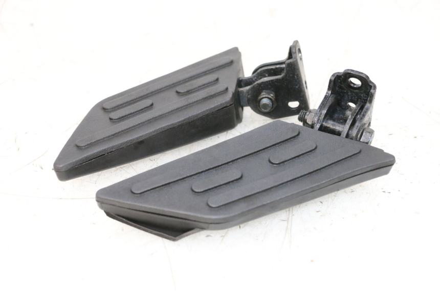 photo de PAIR OF REAR FOOTRESTS PEUGEOT KISBEE 4T 50 (2010 - 2017) - Surface and material condition