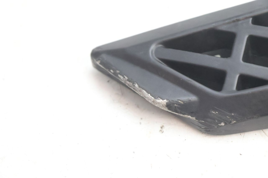 photo de PAIR OF REAR FOOTRESTS PEUGEOT KISBEE 4T 50 (2018 - 2022) - Detailed visual inspection