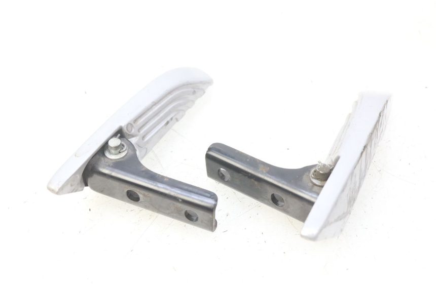 photo de PAIR OF REAR FOOTRESTS PIAGGIO LIBERTY IGET 4T 50 (2015 - 2020) - Fixing points details