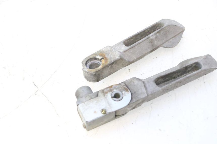 photo de PAIR OF REAR FOOTRESTS KYMCO LIKE 125 (2009 - 2016) - Zoom on usage condition