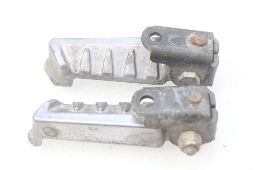 photo de PAIR OF REAR FOOTRESTS PEUGEOT LUDIX 50 (2005 - 2007) - Alternative perspective