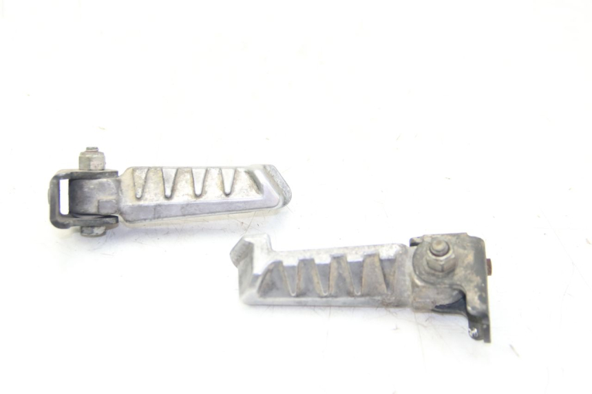 photo de PAIR OF REAR FOOTRESTS PEUGEOT LUDIX 50 (2008 - 2017) - Zoom on usage condition