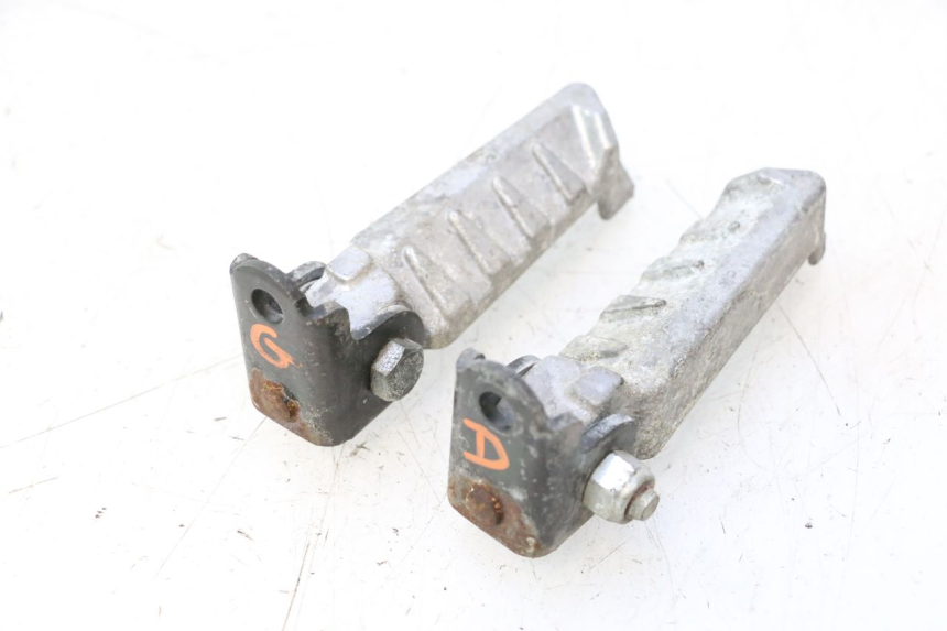 photo de PAIR REAR FOOTRESTS PEUGEOT LUDIX ONE 50 (2004 - 2013) - Alternative perspective