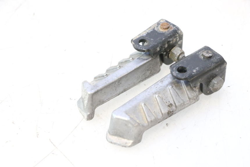 photo de PAIR REAR FOOTRESTS PEUGEOT LUDIX ONE 50 (2004 - 2006) - Zoom on usage condition