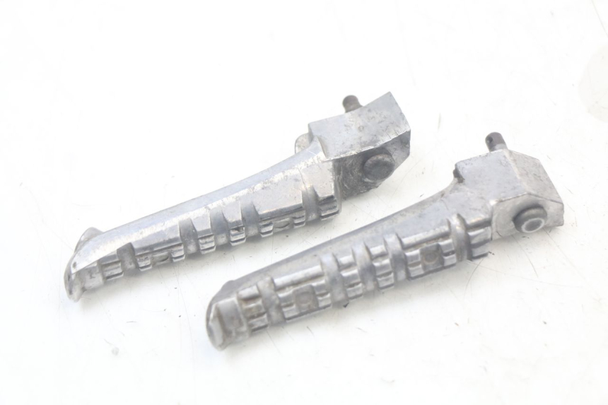 photo de PAIR REAR FOOTRESTS MBK MACH G AC 50 (2002 - 2014) - Zoom on usage condition