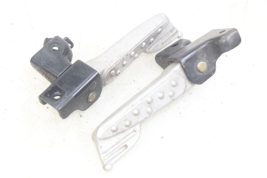 photo de PAIR OF REAR FOOTRESTS SYM MIO 50 (2011 - 2017) - Zoom on usage condition