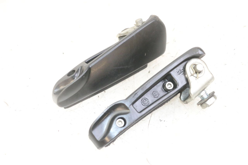 photo de PAIR OF REAR FOOTRESTS GILERA NEXUS 125 (2009 - 2013) - Technical close-up