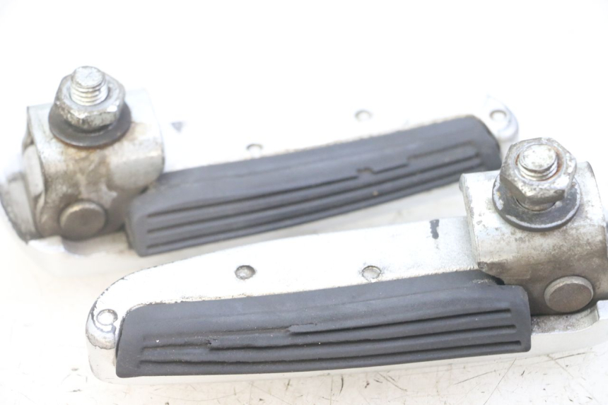 photo de PAIR OF REAR FOOTRESTS GILERA NEXUS 125 (2009 - 2013) - Component detail