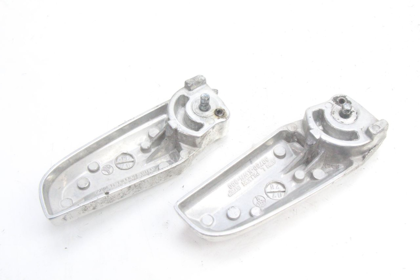photo de PAIR OF REAR FOOTRESTS HONDA PCX (JF28) 125 (2009 - 2011) - Zoom on usage condition
