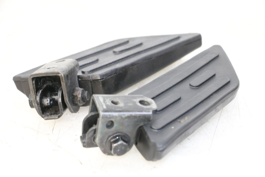 photo de PAIR OF REAR FOOTRESTS PEUGEOT KISBEE 4T 50 (2018 - 2022) - Alternative perspective