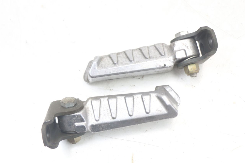 photo de PAIR OF REAR FOOTRESTS PEUGEOT LUDIX 50 (2005 - 2007) - Zoom on usage condition