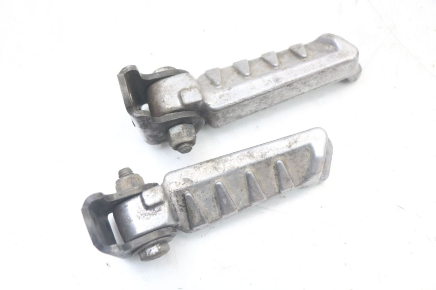 photo de PAIR OF REAR FOOTRESTS PEUGEOT LUDIX 50 (2005 - 2007) - Zoom on usage condition