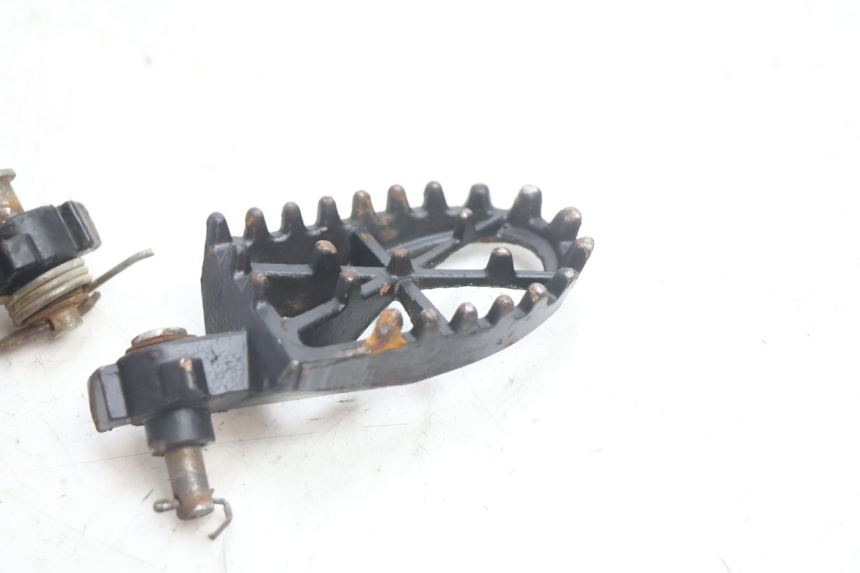 photo de PAIR REAR FOOTRESTS APOLLO RFZ 125 - Zoom on usage condition