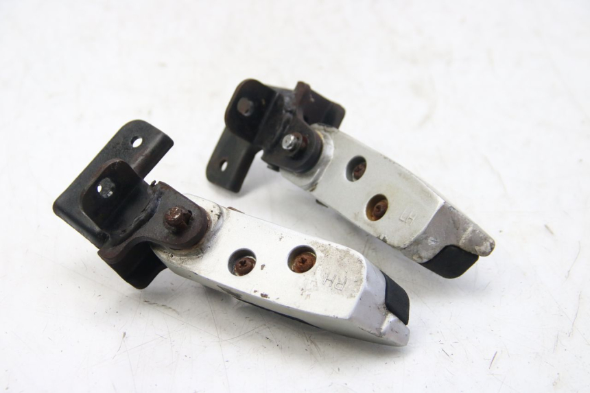 photo de PAIR OF REAR FOOTRESTS DAELIM S3 125 (2010 - 2017) - Zoom on usage condition