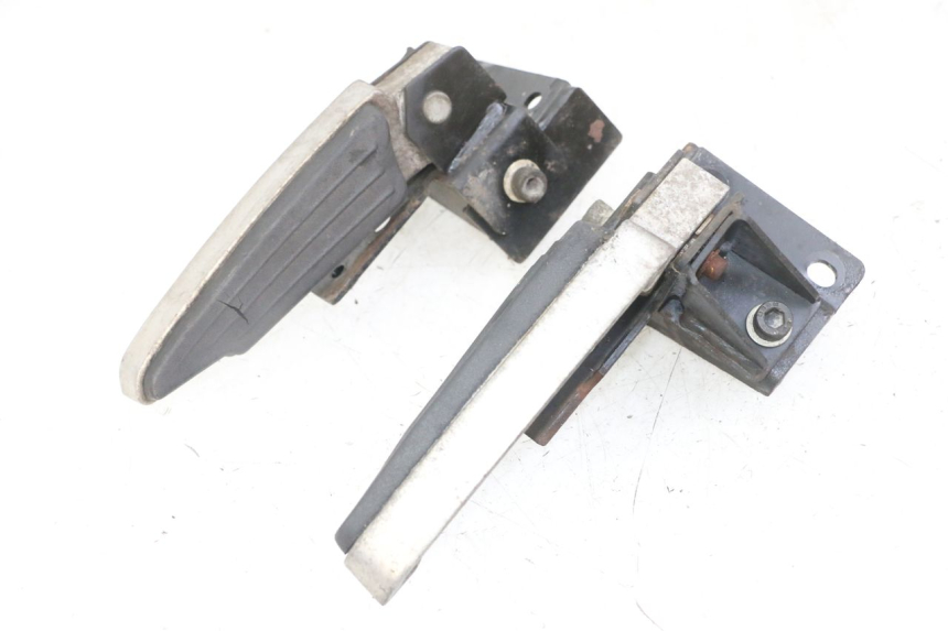 photo de PAIR REAR FOOTRESTS PEUGEOT SATELIS 125 (2013 - 2018) - Product overview