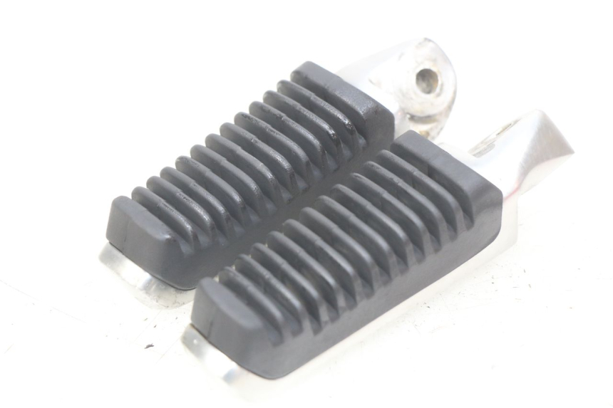 photo de PAIR OF REAR FOOTRESTS SUZUKI SIXTEEN 125 (2008 - 2010) - Main view