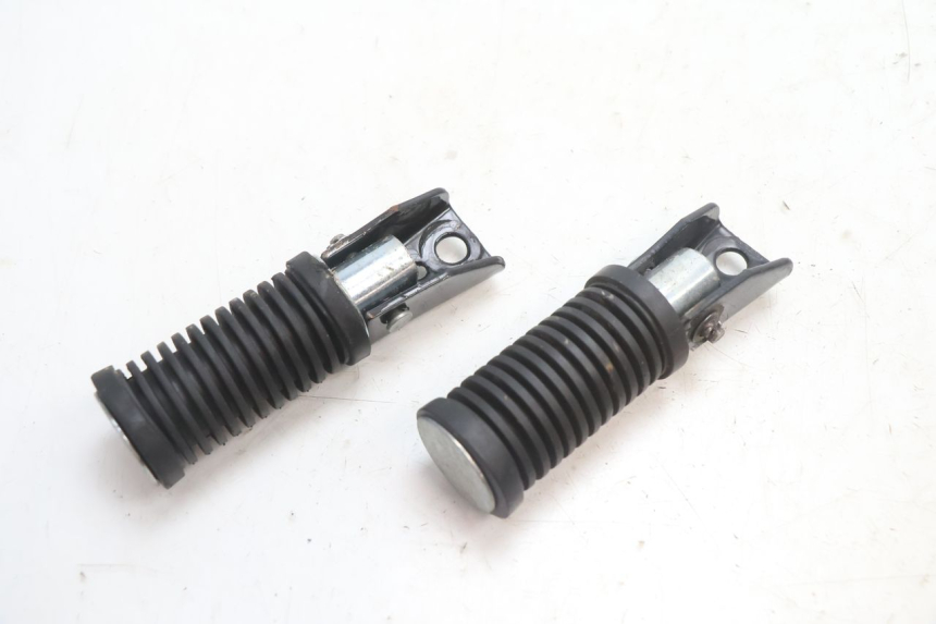 photo de PAIR REAR FOOTRESTS YAMASAKI STREET 50 (2013 - 2018) - Zoom on usage condition
