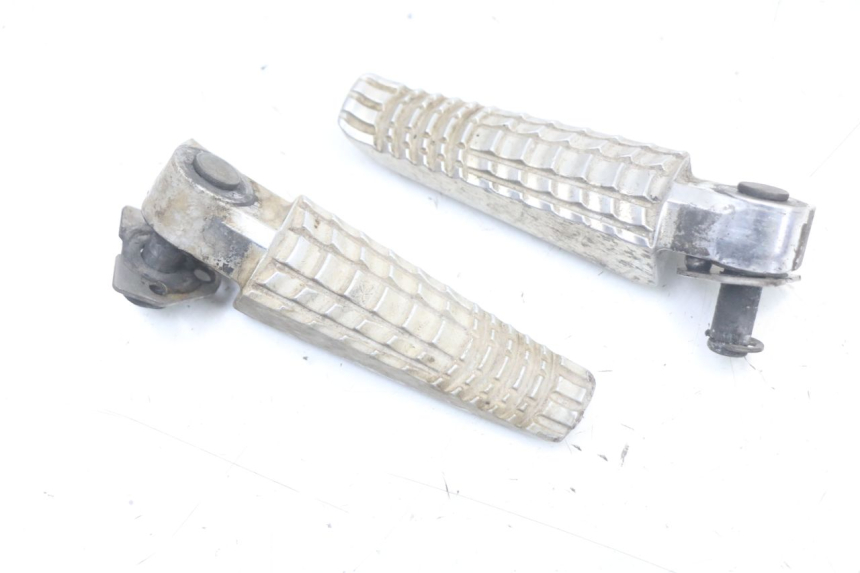 photo de PAIR REAR FOOTRESTS SUZUKI GSR 750 (2011 - 2017) - Zoom on usage condition