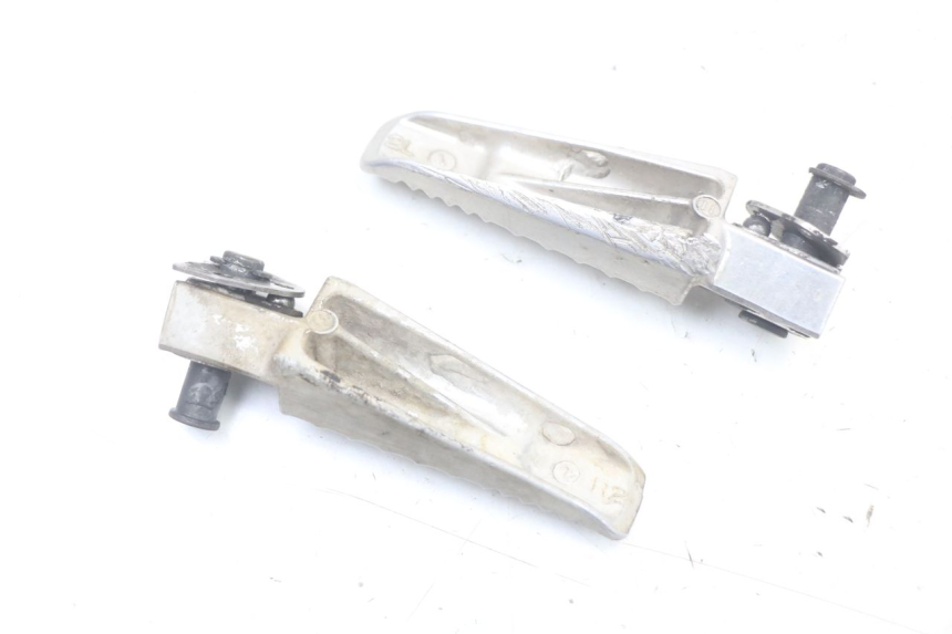 photo de PAIR REAR FOOTRESTS SUZUKI GSR 750 (2011 - 2017) - Alternative perspective