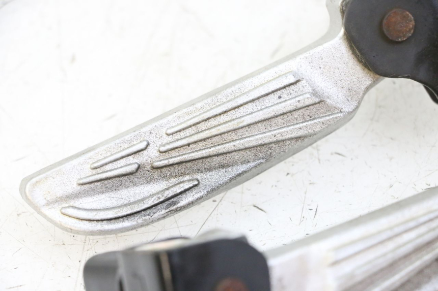 photo de PAIR REAR FOOTRESTS SYM FIDDLE 3 III 50 (2014 - 2020) - Zoom on usage condition