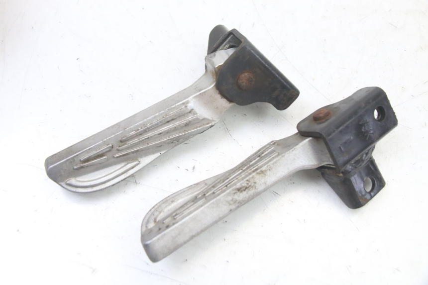 photo de PAIR OF REAR FOOTRESTS SYM JET 14 4T 50 (2018 - 2022) - Zoom on usage condition