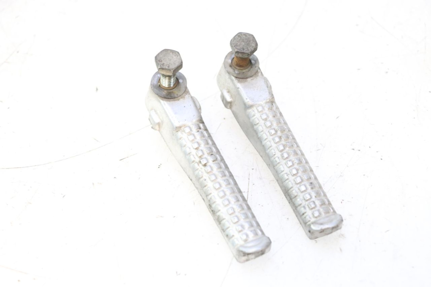 photo de PAIR OF REAR FOOTRESTS PEUGEOT TREKKER 50 (1995 - 2004) - Surface and material condition