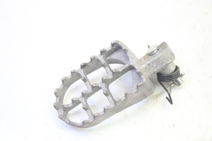 photo de PAIR REAR FOOTRESTS YAMAHA TTR 125 (2000 - 2020) - Component detail