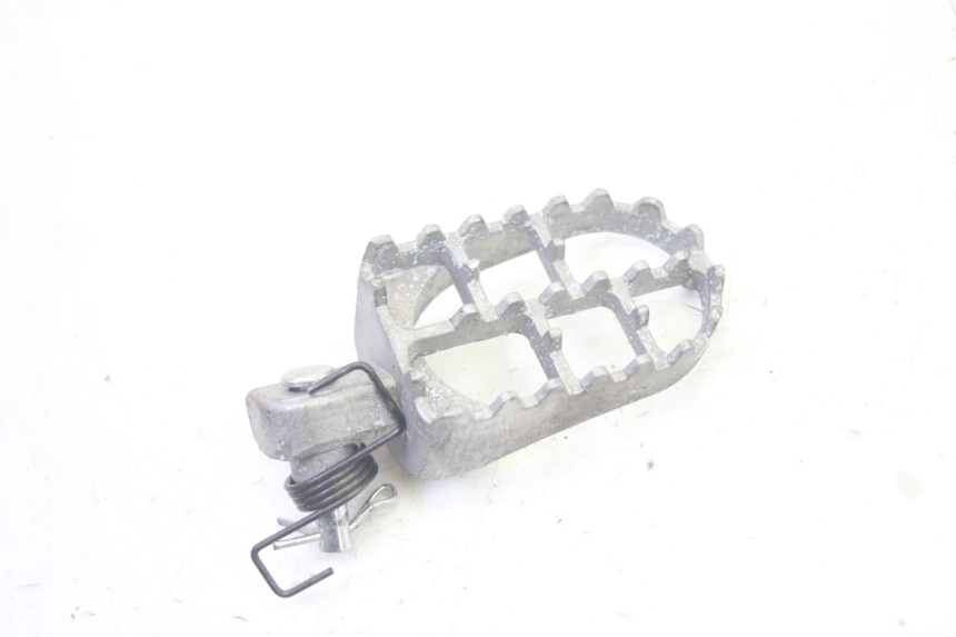 photo de PAIR REAR FOOTRESTS YAMAHA TTR 125 (2000 - 2020) - Zoom on usage condition