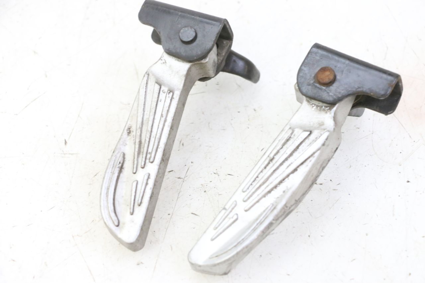 photo de PAIR OF REAR FOOTRESTS PEUGEOT TWEET 4T 50 (2018 - 2022) - Zoom on usage condition