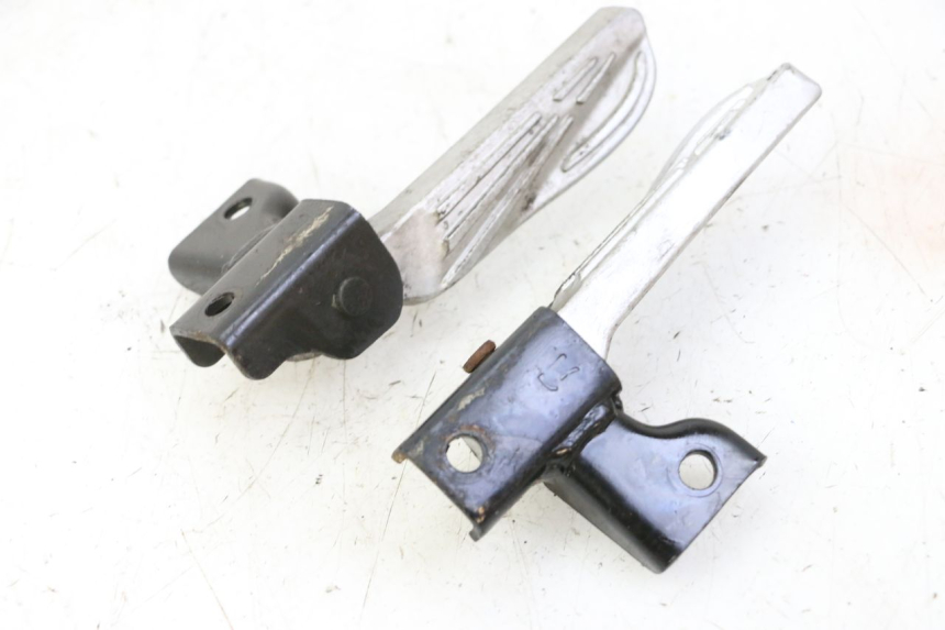 photo de PAIR OF REAR FOOTRESTS PEUGEOT TWEET 4T 50 (2018 - 2022) - Surface and material condition