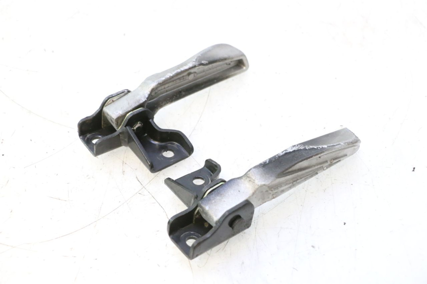 photo de PAIR OF REAR FOOTRESTS PEUGEOT TWEET 4T 50 (2018 - 2022) - Zoom on usage condition