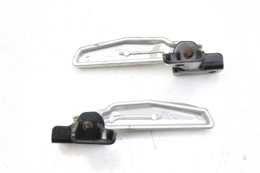 photo de PAIR OF REAR FOOTRESTS PEUGEOT TWEET 125 (2010 - 2017) - Zoom on usage condition