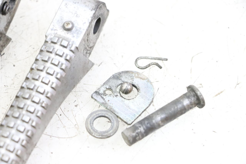 photo de PAIR REAR FOOTRESTS PIAGGIO TYPHOON 50 (2000 - 2009) - Technical close-up