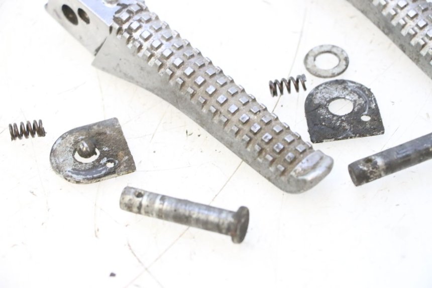 photo de PAIR REAR FOOTRESTS PIAGGIO TYPHOON 50 (2000 - 2009) - Fixing points details