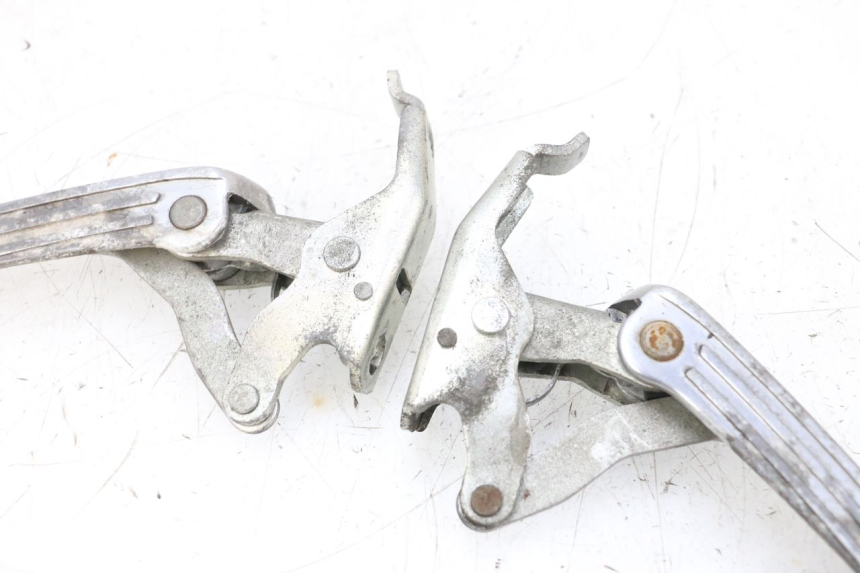 photo de PAIR REAR FOOTRESTS PIAGGIO VESPA GTS SUPER IE 125 (2009 - 2016) - High-resolution close-up