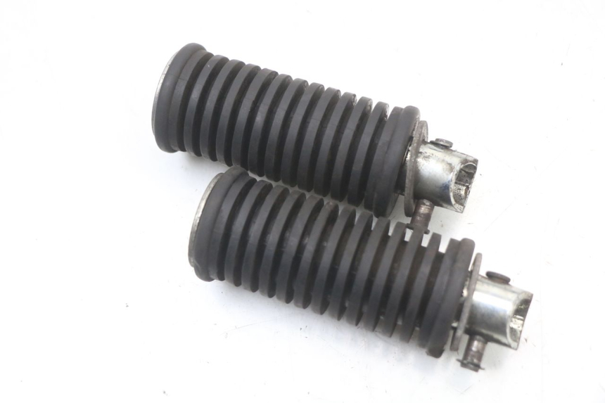 photo de REAR FOOTREST PAIR SUZUKI VL INTRUDER 125 (2004 - 2007) - Alternative perspective