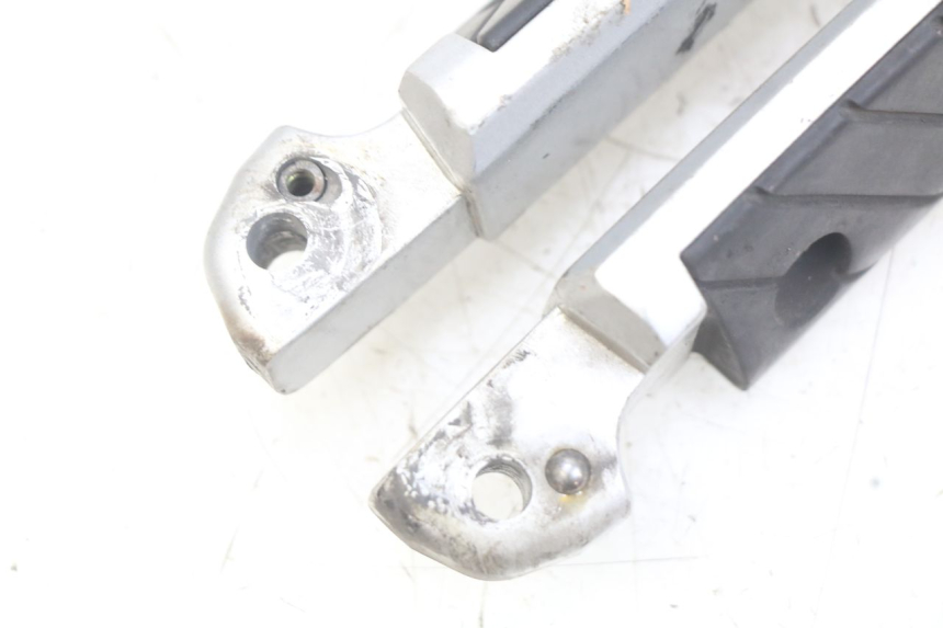 photo de PAIR OF REAR FOOTRESTS YAMAHA X-CITY XCITY 125 (2007 - 2013) - Zoom on usage condition